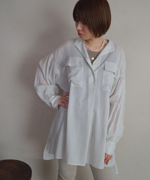 NICOLE CLUB（ニコル　クラブ）の「【NICOLE CLUB】スキッパーチュニックブラウス（シャツ/ブラウス・レディース・ライトグレー/ブラウン/ブラック・MEDIUM）」の4枚目の写真