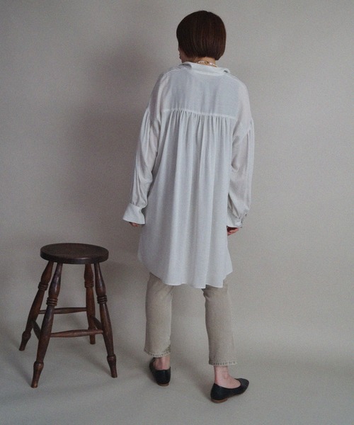 NICOLE CLUB（ニコル　クラブ）の「【NICOLE CLUB】スキッパーチュニックブラウス（シャツ/ブラウス・レディース・ライトグレー/ブラウン/ブラック・MEDIUM）」の6枚目の写真