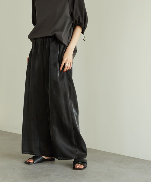 GARAGE OF GOOD CLOTHING（ガレージオブグッドクロージング）の「シャイニ-サテンパンツ＊＊（その他パンツ・レディース・グリーン/アイボリー/ブラック・FREE）」の2枚目の写真