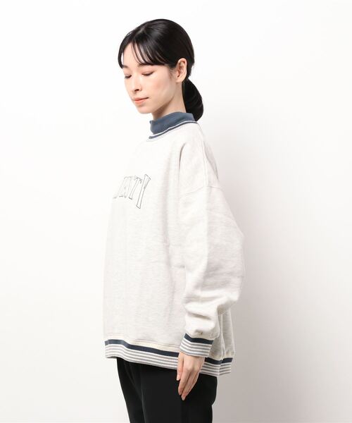 SPINNS（スピンズ）の「【ゆったりシルエット】ラインリブワンポイント 裏起毛リブラインスウェット（スウェット・レディース・ナチュラル/オートミール/ブラック/ブルー・ONESIZE）」の9枚目の写真