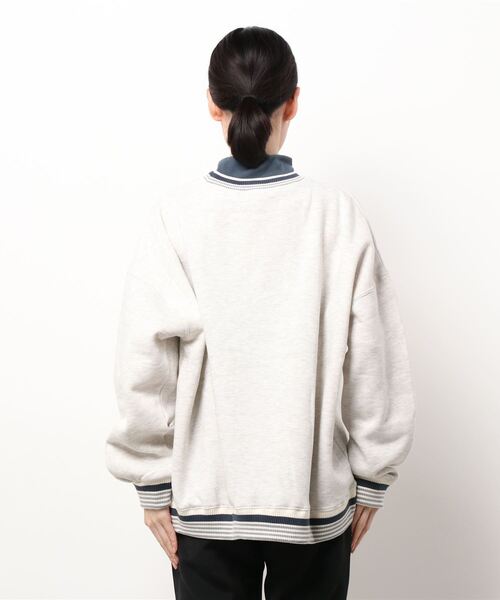 SPINNS（スピンズ）の「【ゆったりシルエット】ラインリブワンポイント 裏起毛リブラインスウェット（スウェット・レディース・ナチュラル/オートミール/ブラック/ブルー・ONESIZE）」の8枚目の写真