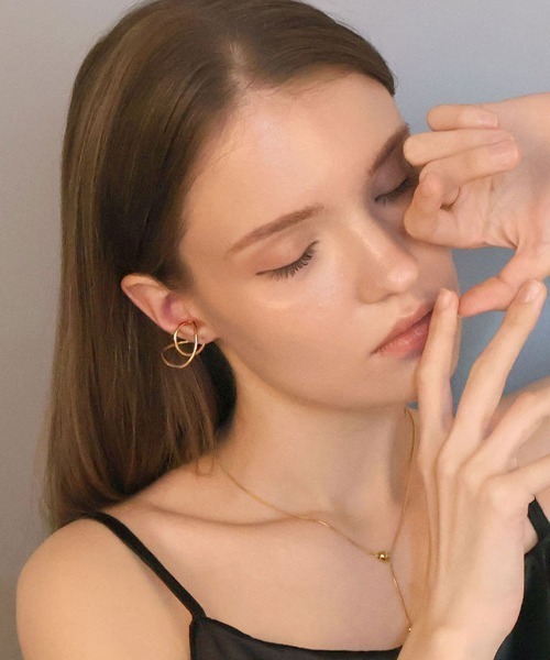 CEMONEMO（セモネモ）の「ダブル ツイスト イヤーカフ（イヤーカフ・レディース・シルバー/ゴールド・FREE）」の4枚目の写真