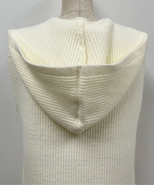 PICCIN(ピッチン)の「フード付畔編みロングジレ(ニット/セーター・レディース・オフホワイト/ブラック・M)」の5枚目の写真