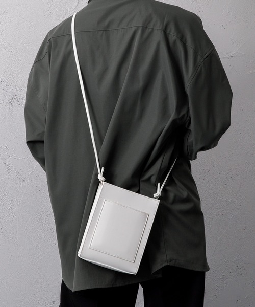 Adoon plain（アドーンプレーン）の「【Adoon plain】スクエアショルダーバッグ（ショルダーバッグ・メンズ・ホワイト/ブラック・FREE）」の2枚目の写真