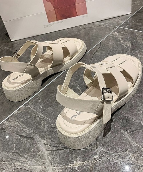 Shoes in Closet(シューズインクローゼット)の「超軽量 スクエアトゥ グルカサンダル 864(サンダル・レディース・ブラック/アイボリー・#5/#6/#4/#3/#1/#2)」の15枚目の写真