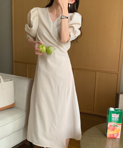 Leja(レジャ)の「【LEJA】Vネックウエストデザインボリューム袖ロングワンピース(ワンピース・レディース・ベージュ/グリーン・FREE)」の2枚目の写真