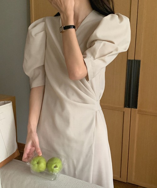 Leja(レジャ)の「【LEJA】Vネックウエストデザインボリューム袖ロングワンピース(ワンピース・レディース・ベージュ/グリーン・FREE)」の9枚目の写真