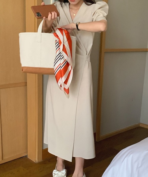 Leja(レジャ)の「【LEJA】Vネックウエストデザインボリューム袖ロングワンピース(ワンピース・レディース・ベージュ/グリーン・FREE)」の15枚目の写真