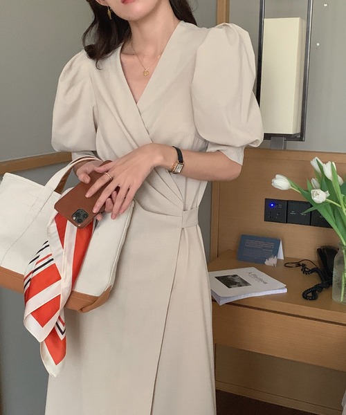 Leja(レジャ)の「【LEJA】Vネックウエストデザインボリューム袖ロングワンピース(ワンピース・レディース・ベージュ/グリーン・FREE)」の3枚目の写真