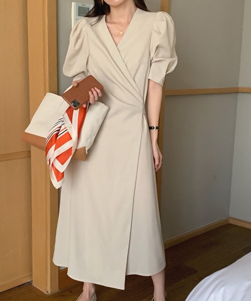 Leja(レジャ)の「【LEJA】Vネックウエストデザインボリューム袖ロングワンピース(ワンピース・レディース・ベージュ/グリーン・FREE)」の5枚目の写真