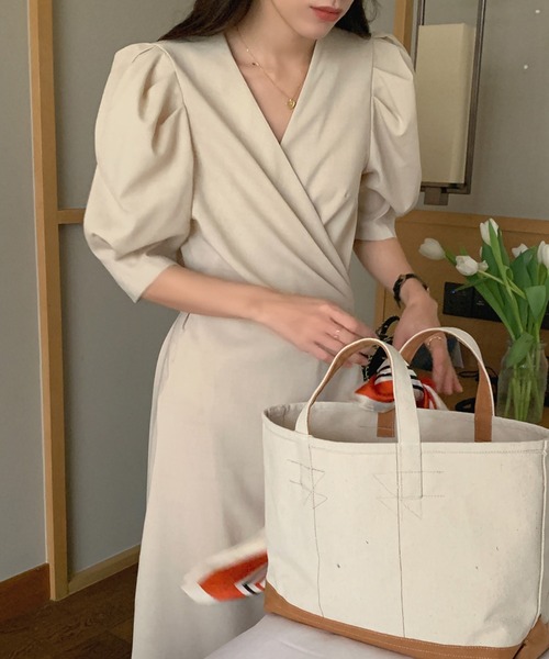 Leja(レジャ)の「【LEJA】Vネックウエストデザインボリューム袖ロングワンピース(ワンピース・レディース・ベージュ/グリーン・FREE)」の7枚目の写真