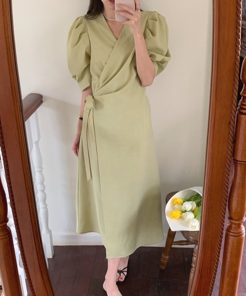 Leja(レジャ)の「【LEJA】Vネックウエストデザインボリューム袖ロングワンピース(ワンピース・レディース・ベージュ/グリーン・FREE)」の4枚目の写真