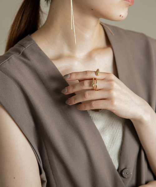 SMELLY（スメリー）の「カーブメタルダブルフィンガーリング（リング・レディース・ゴールド・-）」の2枚目の写真