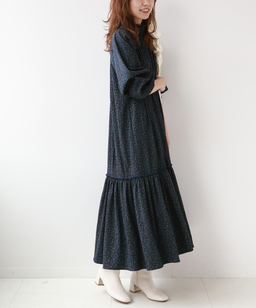 JOURNAL STANDARD relume(ジャーナルスタンダード レリューム)の「ネイビーフローラルシャーリングワンピース(ワンピース・レディース・ネイビー/ダークブルー・FREE)」の4枚目の写真
