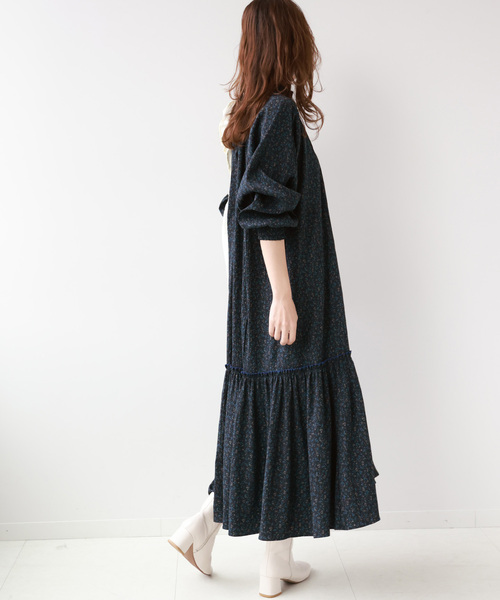 JOURNAL STANDARD relume(ジャーナルスタンダード レリューム)の「ネイビーフローラルシャーリングワンピース(ワンピース・レディース・ネイビー/ダークブルー・FREE)」の5枚目の写真