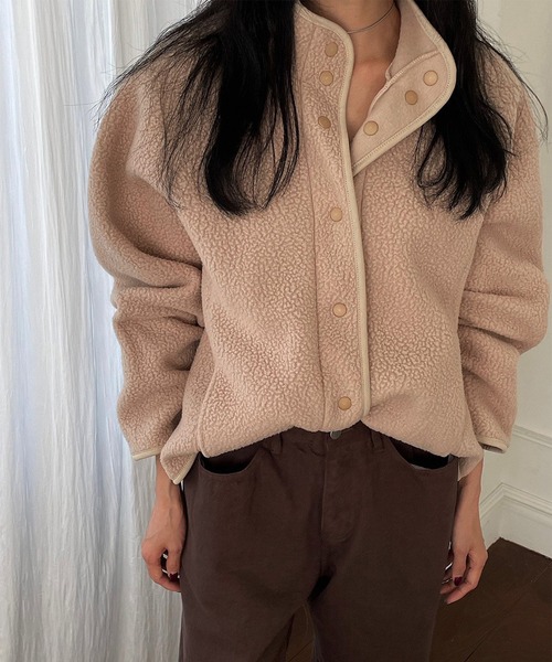 MUYMONA(ムイモナ)の「パイピング ボアジャケット mmw22a030【MUYMONA】【2022AW】(ブルゾン・レディース・ベージュ/ブルー/スミクロ・FREE)」の1枚目の写真