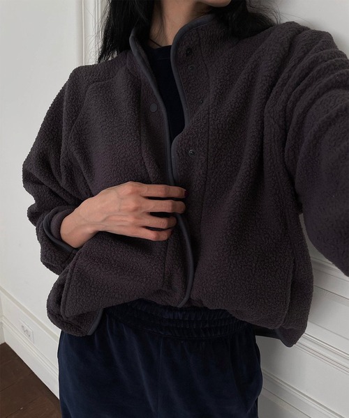 MUYMONA(ムイモナ)の「パイピング ボアジャケット mmw22a030【MUYMONA】【2022AW】(ブルゾン・レディース・ベージュ/ブルー/スミクロ・FREE)」の3枚目の写真