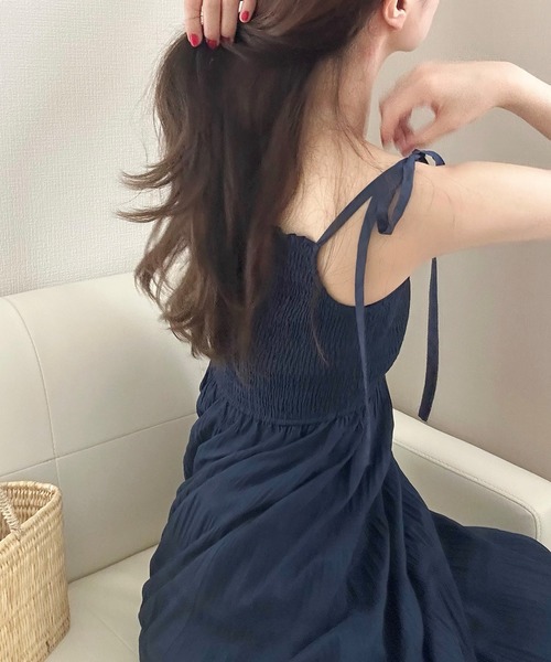 LAUIR（ラウアー）の「シャーリング肩リボンキャミワンピース（ワンピース・レディース・アイボリー/ブラック/オフホワイト/ブラウン/ネイビー・MEDIUM/LARGE/X-LARGE/SMALL）」の9枚目の写真