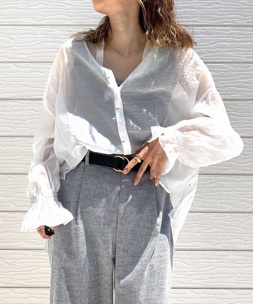 Q（キュー）の「バンドカラーシャーリングブラウス（シャツ/ブラウス・レディース・ブラック/ホワイト/マスタード・MEDIUM）」の2枚目の写真