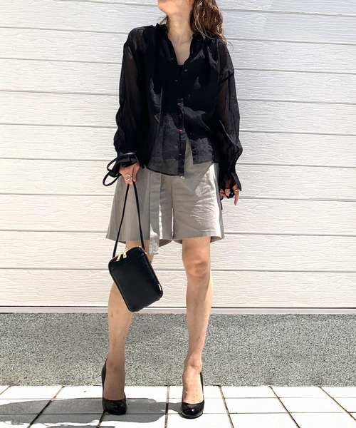 Q（キュー）の「バンドカラーシャーリングブラウス（シャツ/ブラウス・レディース・ブラック/ホワイト/マスタード・MEDIUM）」の8枚目の写真