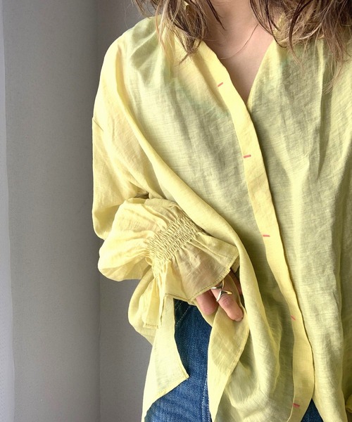 Q（キュー）の「バンドカラーシャーリングブラウス（シャツ/ブラウス・レディース・ブラック/ホワイト/マスタード・MEDIUM）」の5枚目の写真