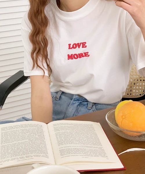 Dalfwin（ダールフィン）の「韓国ファッション LOVEMORE発泡ロゴ半袖Tシャツ（Tシャツ/カットソー・レディース・イエロー/ブラック/アイボリー・FREE）」の2枚目の写真