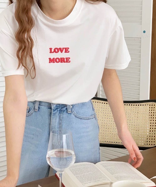 Dalfwin（ダールフィン）の「韓国ファッション LOVEMORE発泡ロゴ半袖Tシャツ（Tシャツ/カットソー・レディース・イエロー/ブラック/アイボリー・FREE）」の4枚目の写真