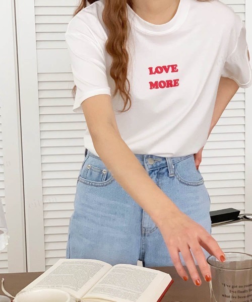 Dalfwin（ダールフィン）の「韓国ファッション LOVEMORE発泡ロゴ半袖Tシャツ（Tシャツ/カットソー・レディース・イエロー/ブラック/アイボリー・FREE）」の5枚目の写真