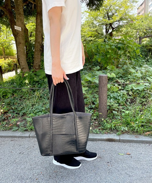 LUGG NAGG(ラグナグ)の「【adottona/アドット】軽量・型押しシンプルトートバッグ(トートバッグ・レディース・アイボリー/ブラック・FREE)」の4枚目の写真