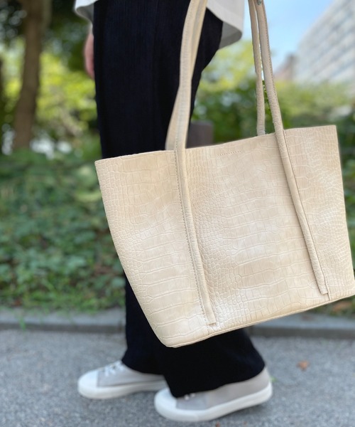LUGG NAGG(ラグナグ)の「【adottona/アドット】軽量・型押しシンプルトートバッグ(トートバッグ・レディース・アイボリー/ブラック・FREE)」の7枚目の写真