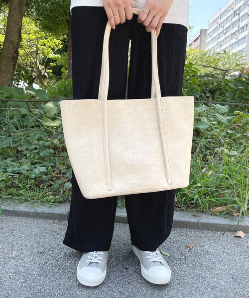 LUGG NAGG(ラグナグ)の「【adottona/アドット】軽量・型押しシンプルトートバッグ(トートバッグ・レディース・アイボリー/ブラック・FREE)」の9枚目の写真