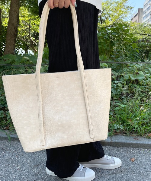 LUGG NAGG(ラグナグ)の「【adottona/アドット】軽量・型押しシンプルトートバッグ(トートバッグ・レディース・アイボリー/ブラック・FREE)」の12枚目の写真