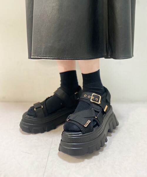 cs T&P(シーエスティーアンドピー)の「ボリューム厚底ソール ゴールドベルトスポーツサンダル(サンダル・レディース・ブラック/アイボリー・LL/S/L/M)」の4枚目の写真