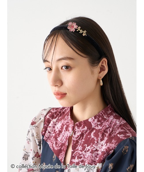 SNIDEL（スナイデル）の「【Musee de la Toile de Jouy】コラボビジューカチューシャ（カチューシャ・レディース・グリーン/ピンク/クリア・FREE）」の2枚目の写真