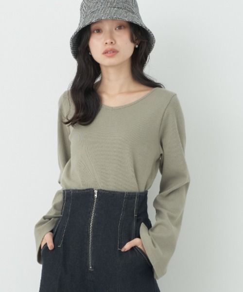 earth music&ecology（アースミュージックアンドエコロジー）の「2WAYネックリブプルオーバー（Tシャツ/カットソー・レディース・オフホワイト/ブラック/ピンクベージュ/カーキ・S/M）」の3枚目の写真