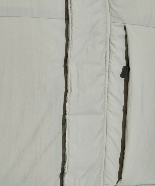 NANGA（ナンガ）の「◆NANGA × tk.TAKEO KIKUCHI 別注ダウンベスト（ダウンベスト・メンズ・ブラック/ライトグレー・02/03）」の6枚目の写真