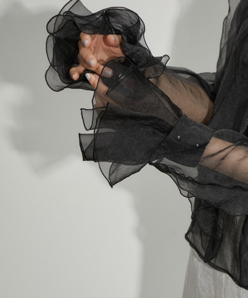 ADAM ET ROPE'（アダムエロペ）の「【サステナブル】シアーカフス（その他小物・レディース・サックスブルー/ブラック・FREE）」の2枚目の写真