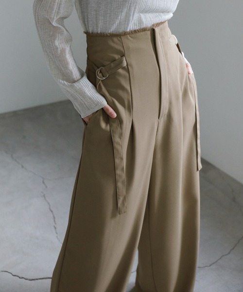 select MOCA(セレクトモカ)の「サイドベルトハイウエストワイドパンツ(スラックス・レディース・ブラック/グレイッシュベージュ・MEDIUM/LARGE)」の5枚目の写真