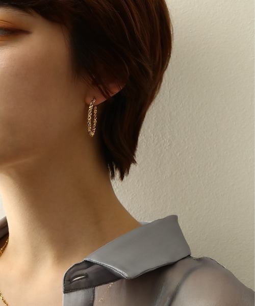 ORLEAN（オルレアン）の「【ORLEAN】ツイストフープピアス 29mm（ピアス（両耳用）・レディース・シルバー/ゴールド・フリー）」の7枚目の写真