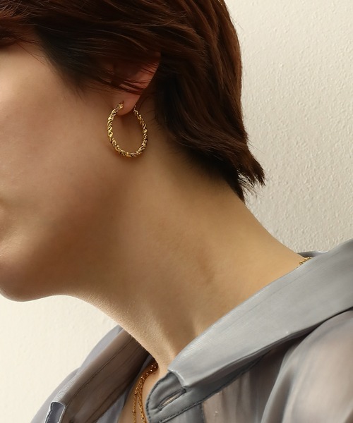 ORLEAN（オルレアン）の「【ORLEAN】ツイストフープピアス 29mm（ピアス（両耳用）・レディース・シルバー/ゴールド・フリー）」の6枚目の写真