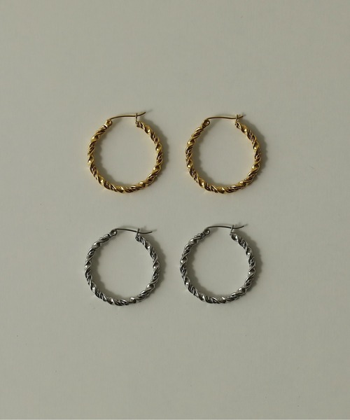 ORLEAN（オルレアン）の「【ORLEAN】ツイストフープピアス 29mm（ピアス（両耳用）・レディース・シルバー/ゴールド・フリー）」の12枚目の写真