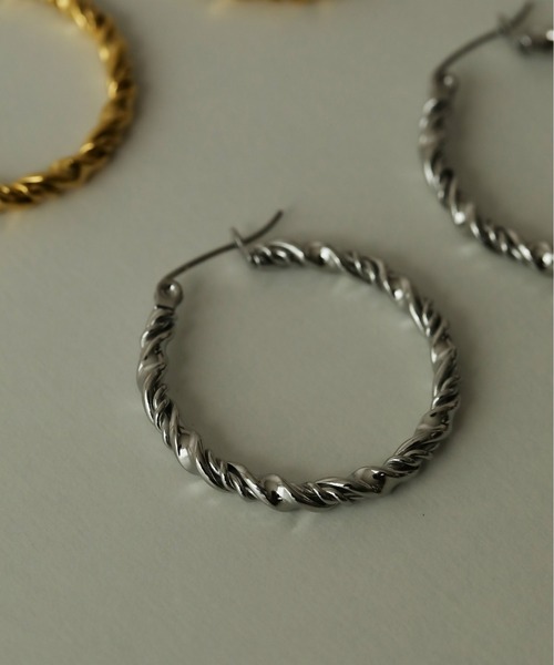 ORLEAN（オルレアン）の「【ORLEAN】ツイストフープピアス 29mm（ピアス（両耳用）・レディース・シルバー/ゴールド・フリー）」の11枚目の写真