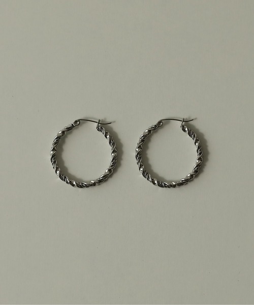 ORLEAN（オルレアン）の「【ORLEAN】ツイストフープピアス 29mm（ピアス（両耳用）・レディース・シルバー/ゴールド・フリー）」の4枚目の写真