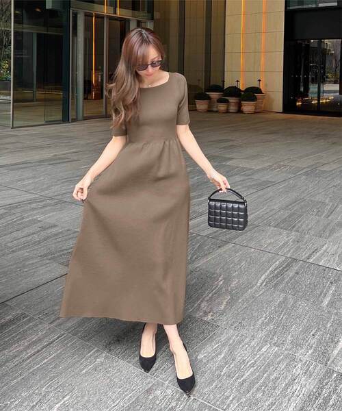 KOBE LETTUCE（コウベレタス）の「[ 岡部あゆみさんコラボ ]　選べるタイプとサイズスクエアボートネックニットワンピース（ワンピース・レディース・クリーム/アイボリー系/ブラウン系/ブラック/ブルーグレー/モカ/ブラック系/ブルー系/ピンク系/ライトピンク/ホワイト/ホワイト系/ネイビー系/ネイビー・S/S1/M1/M）」の7枚目の写真