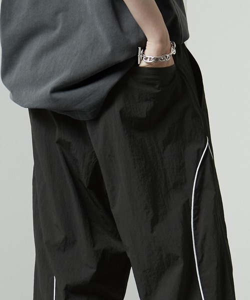 Alfred Alex(アルフレッドアレックス)の「【Alfred Alex】切替パイピング ハイウエスト ワイドナイロンパンツ(その他パンツ・メンズ・チャコール/ライトグレー/カーキ/ブラック・S/L/M)」の21枚目の写真