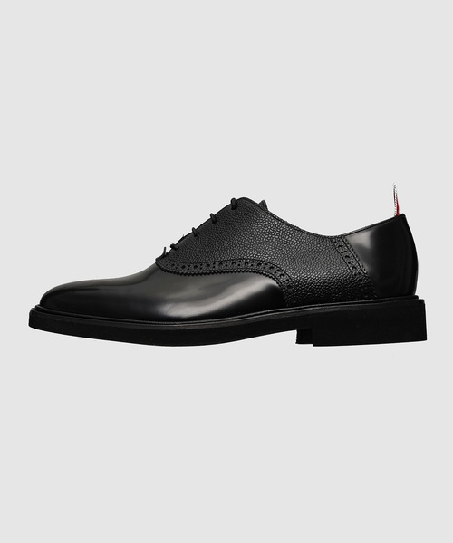 THOM BROWNE(トムブラウン)の「SADDLE SHOE W/ MICRO SOLE IN SOFT SPAZZOLATO W/ PEBBLE GRAIN LEATHER(その他シューズ・メンズ・ブラック・8.5/9/9.5)」の1枚目の写真