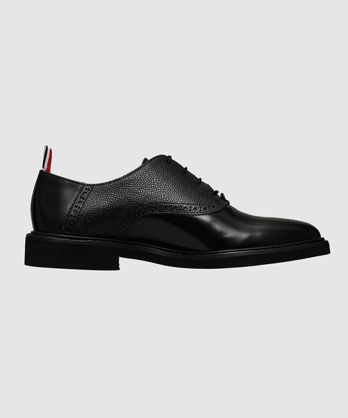 THOM BROWNE(トムブラウン)の「SADDLE SHOE W/ MICRO SOLE IN SOFT SPAZZOLATO W/ PEBBLE GRAIN LEATHER(その他シューズ・メンズ・ブラック・8.5/9/9.5)」の2枚目の写真