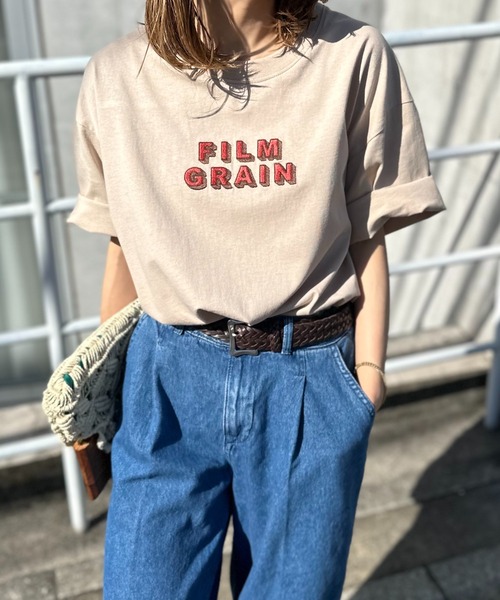 mi via loca（ミヴィアロカ）の「Vintageライク 配色ステッチ FILM GRAIN ロゴ刺繍Tシャツ（Tシャツ/カットソー・レディース・ベージュ/オフホワイト/ホワイト×ブラック/スミクロ・FREE）」の4枚目の写真