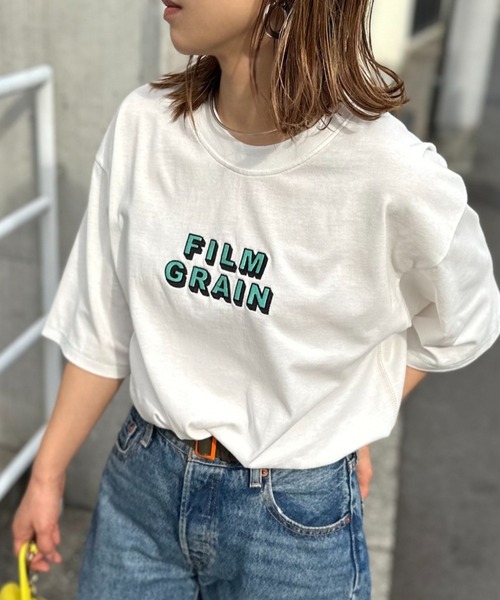 mi via loca（ミヴィアロカ）の「Vintageライク 配色ステッチ FILM GRAIN ロゴ刺繍Tシャツ（Tシャツ/カットソー・レディース・ベージュ/オフホワイト/ホワイト×ブラック/スミクロ・FREE）」の2枚目の写真