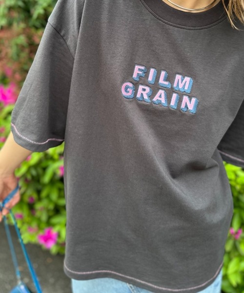 mi via loca（ミヴィアロカ）の「Vintageライク 配色ステッチ FILM GRAIN ロゴ刺繍Tシャツ（Tシャツ/カットソー・レディース・ベージュ/オフホワイト/ホワイト×ブラック/スミクロ・FREE）」の3枚目の写真